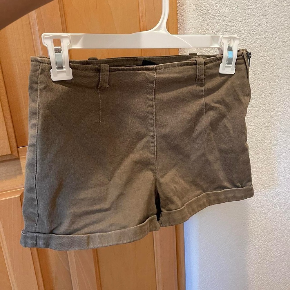 Women’s Khaki Tan Cuffed Shorts Size 27 (fits more like a 25/26) - Picture 2 of 6